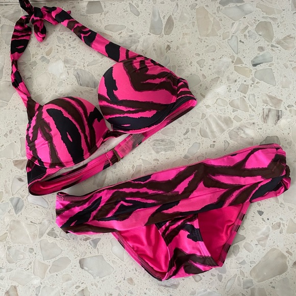 Victoria Secret Bombshell Swim - Picture 2 of 7